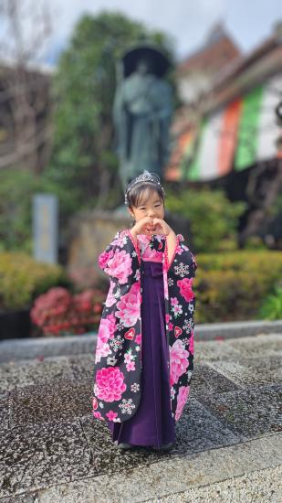 七草祝いにぴったりの可憐な袴スタイル｜黒地に大きな花柄が映える女児 